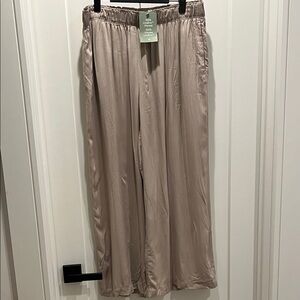 H&M Taupe Viscose Pants. Elastic waist and Pockets.